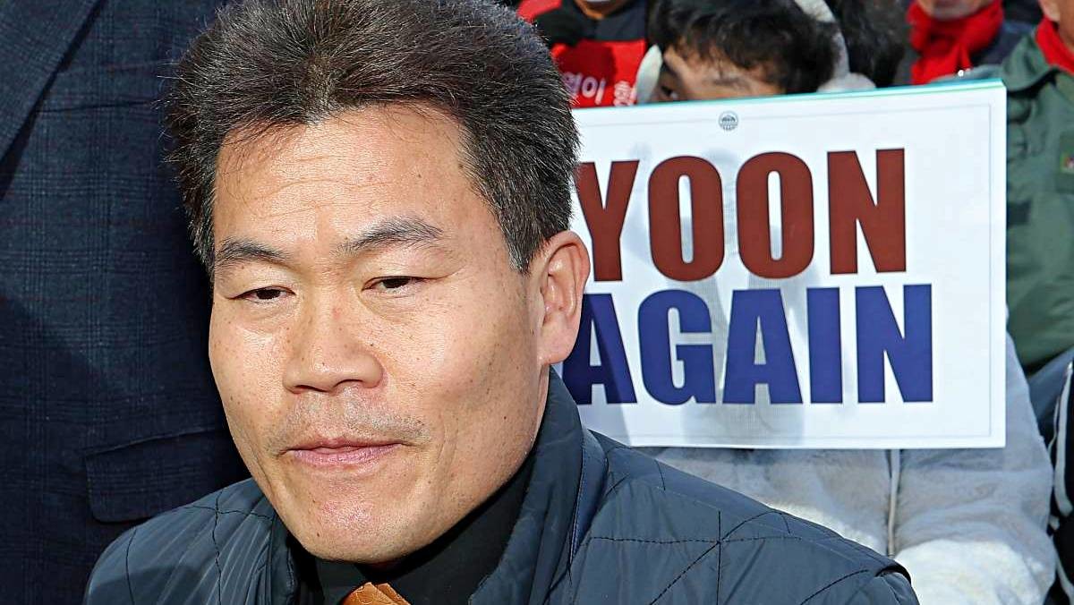 19일 법원 앞 집회 참석한 전한길 씨. / 연합뉴스