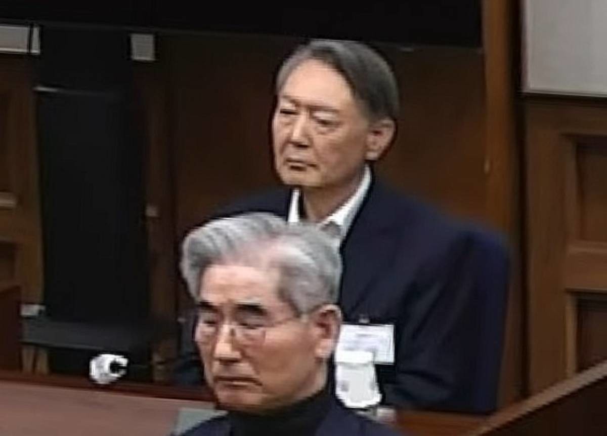 윤석열 전 대통령이 19일 오후 서울 서초구 서울중앙지방법원에서 열린 12·3 비상계엄 관련 내란 우두머리 혐의 사건 1심 선고공판에 출석해 선고를 받고 있다. 이날 재판부는 윤석열 전 대통령에게 무기징역을 선고했다. / 서울중앙지법 제공-뉴스1