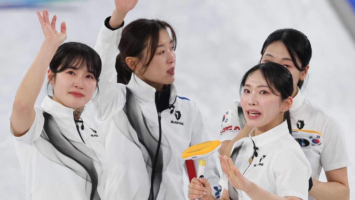 19일(현지시간) 이탈리아 코르티나담페초 컬링 올림픽 스타디움에서 열린 2026 밀라노ㆍ코르티나담페초 동계올림픽 컬링 여자 라운드로빈 한국과 캐나다의 경기에서 7-10으로 패하며 준결승 진출이 좌절된 한국 대표팀 선수들이 붉어진 눈시울로 관중에 인사하고 있다. / 연합뉴스