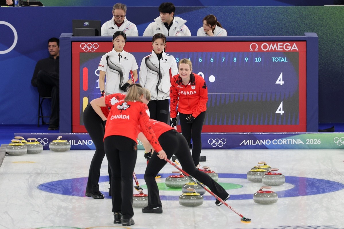 4점 득점 성공하는 캐나다. 19일(현지시간) 이탈리아 코르티나담페초 컬링 올림픽 스타디움에서 열린 2026 밀라노ㆍ코르티나담페초 동계올림픽 컬링 여자 라운드로빈 한국과 캐나다의 경기 6엔드에서 김은지와 김민지가 캐나다의 4점을 따내는 마지막 샷을 지켜보고 있다. / 연합뉴스