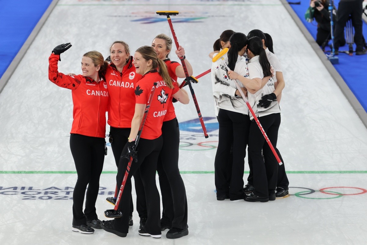 19일(현지시간) 이탈리아 코르티나담페초 컬링 올림픽 스타디움에서 열린 2026 밀라노ㆍ코르티나담페초 동계올림픽 컬링 여자 라운드로빈 한국과 캐나다의 경기에서 7-10으로 패하며 준결승 진출에 실패한 한국 대표팀 선수들이 서로 위로하고 있다. / 연합뉴스
