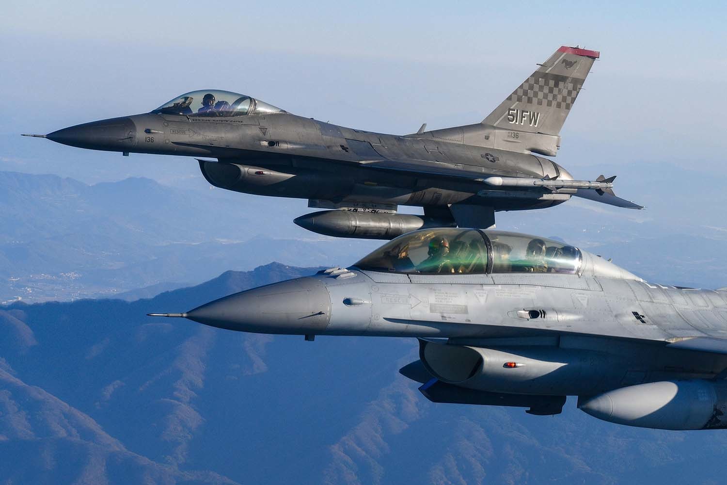 한미 합참의장이 탑승한 KF-16전투기(앞)와 F-16전투기(뒤)가 2025년 11월 3일 춘천 인근 상공을 비행하고 있다. / 합동참모본부 제공.