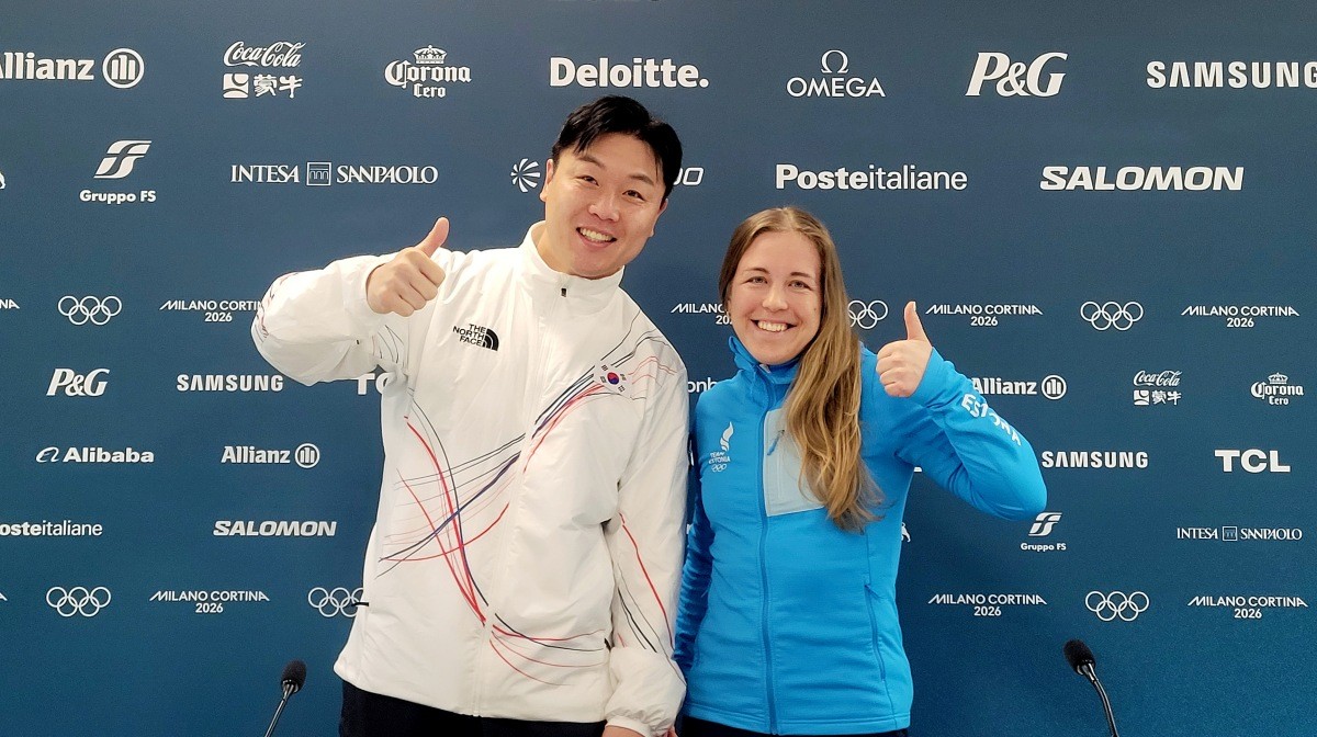 원윤종 국제올림픽위원회(IOC) 선수위원 당선인이 19일 이탈리아 밀라노 코르티나담페초 동계 올림픽 선수촌에서 요한나 탈리해름 당선인과 기념촬영을 하고 있다. 원윤종 당선인은 한국 동계 스포츠 선수 출신 최초로 국제올림픽위원회(IOC) 선수위원으로 IOC 선수위원 투표 결과 11명의 후보 중 1위로 당선됐다. / 대한체육회 제공, 뉴스1