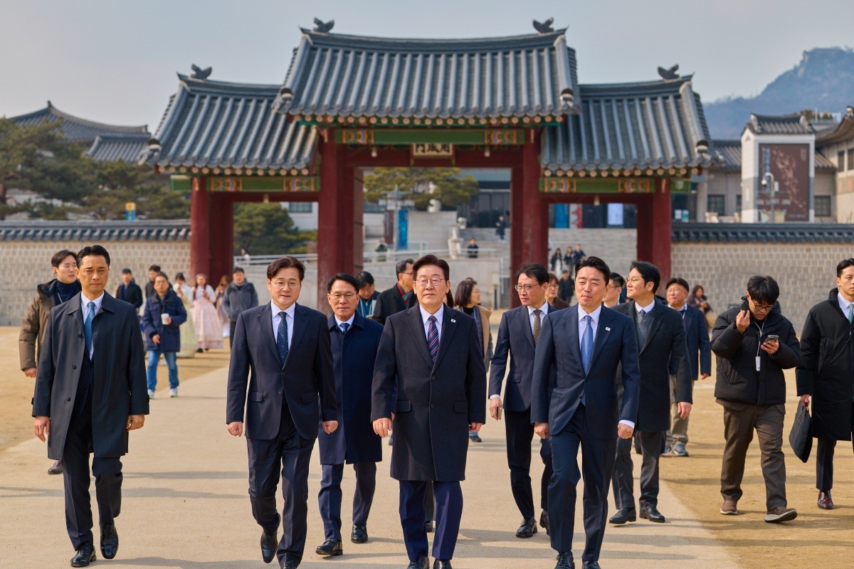 이재명 대통령이 12일 청와대 인근 삼계탕집을 찾아 오찬을 마친 후 경복궁 산책을 하고 있다. / 청와대 제공, 뉴스1