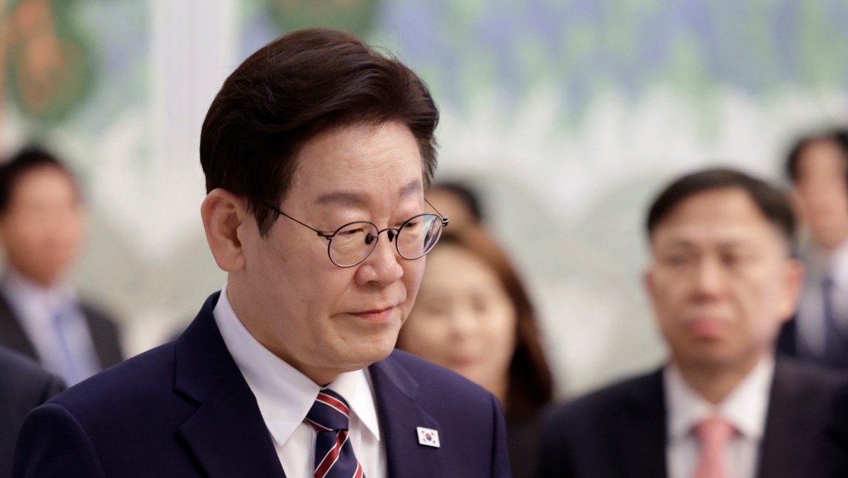 이재명 대통령이 지난 12일 청와대에서 열린 수석보좌관회의에 입장하고 있다. / 뉴스1