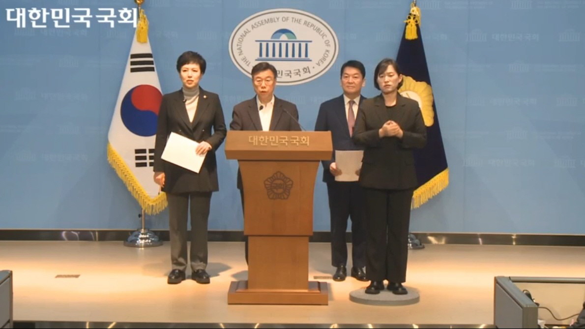 신상진 성남시장이 19일 국회 소통관에서 분당 재건축 물량제한 폐지를 촉구하는 기자회견을 열고 있다. / 성남시