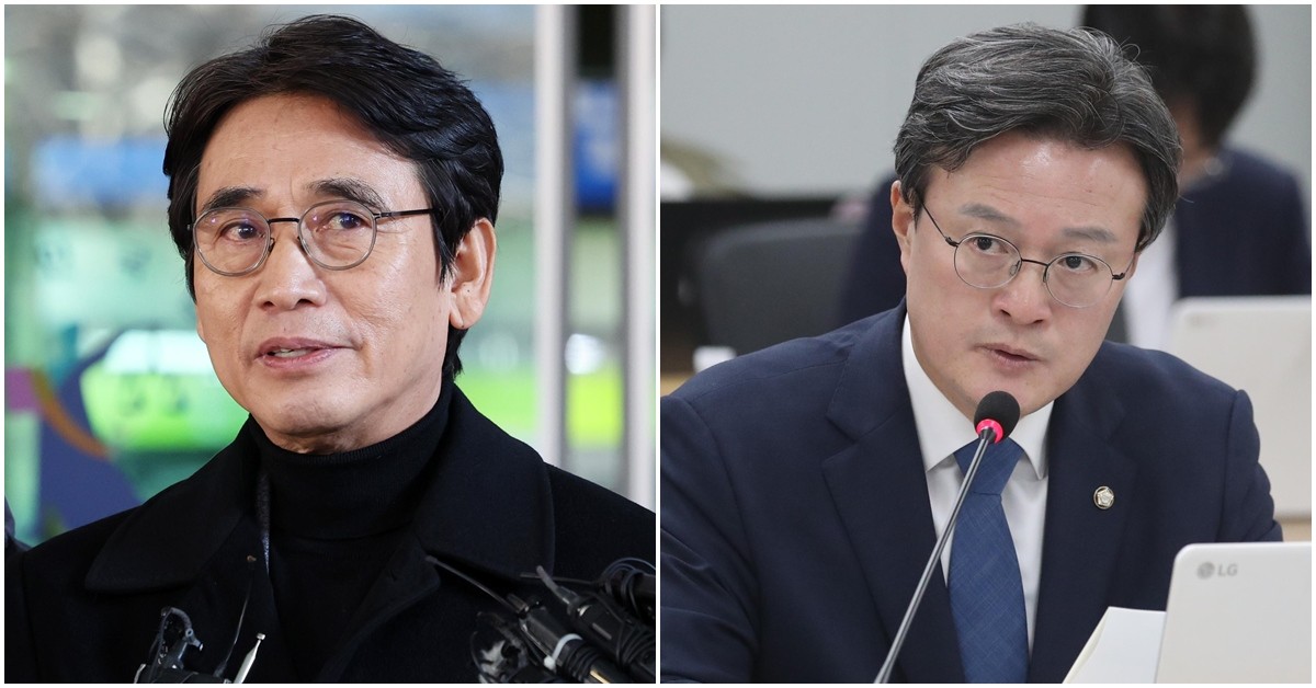 유시민 작가(왼쪽)와 채현일 더불어민주당 의원.  / 뉴스1