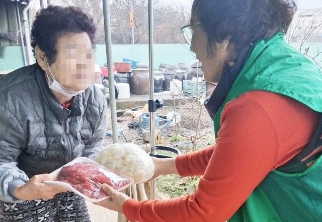 나주시 노안면 새마을부녀회는 지난 3년간 지역 환경보호를 위해 수거한 폐농약병을 판매한 수익금으로 관내 취약계층 40가구 어르신들에게 떡국떡과 고기를 전달했다