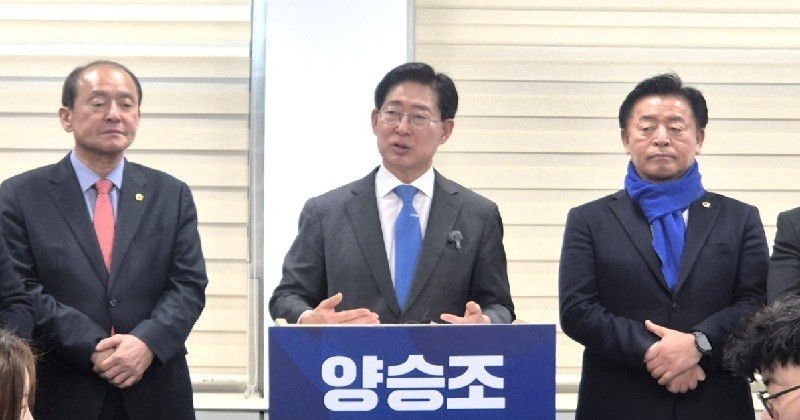 양승조 전 충남지사가 20일 대전시의회에서 대전·충남 행정통합을 핵심 공약으로 내걸고 6·3 지방선거 통합시장 선거 출마를 선언하고 있다./사진=김지연 기자