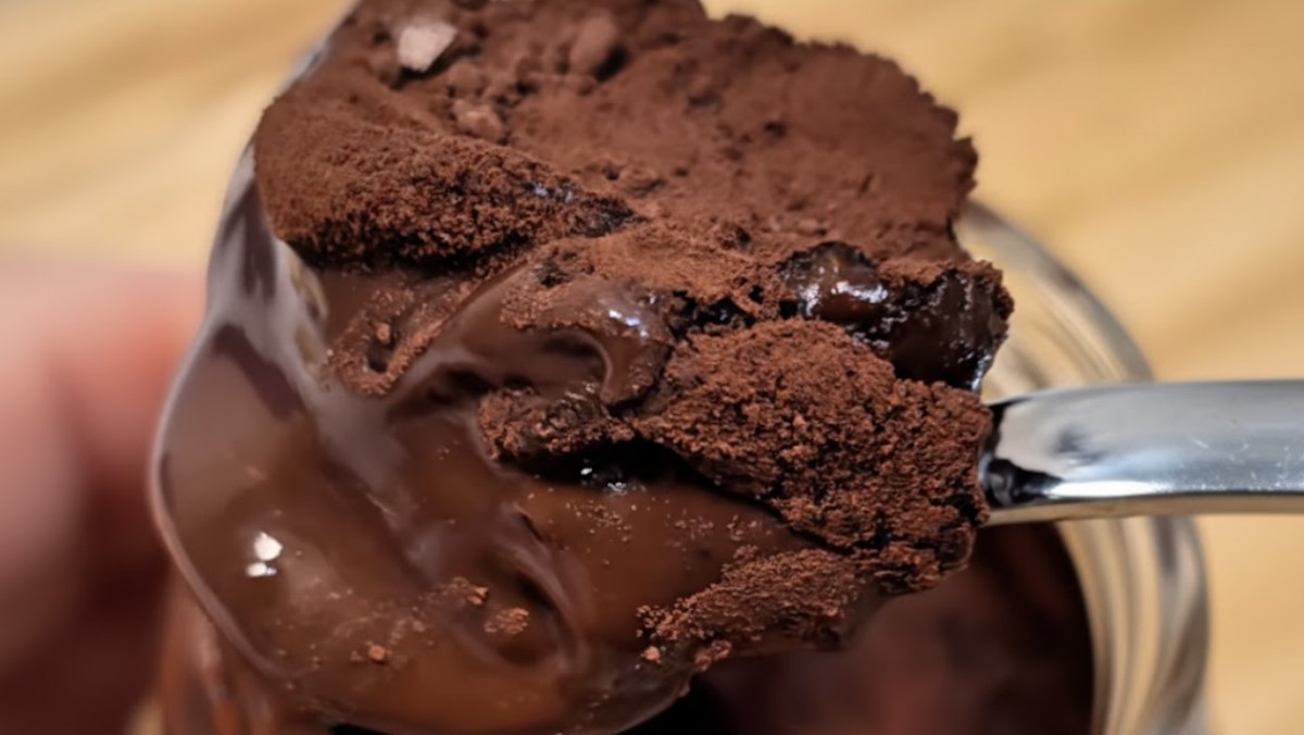 완성된 초코 무스. '원쿡' 영상 장면을 바탕으로 AI가 재생성한 이미지.