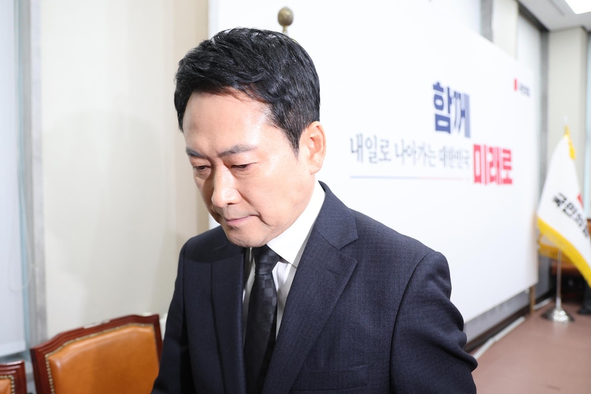 장동혁 국민의힘 대표가 20일 서울 여의도 국회에서 윤석열 전 대통령 1심 선고에 대한 입장을 밝히는 기자회견을 마친 후 회견장을 나서고 있다. / 뉴스1