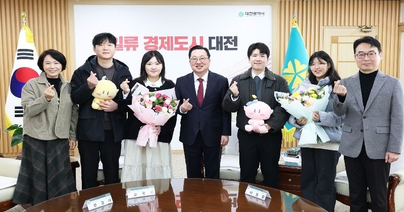 대전시는 20일 시청 응접실에서 청년만남지원사업 ‘연(連) In 대전’을 통해 부부의 연을 맺게 된 결혼 1·2호 커플을 초청해 축하 티타임을 가졌다./사진=대전시