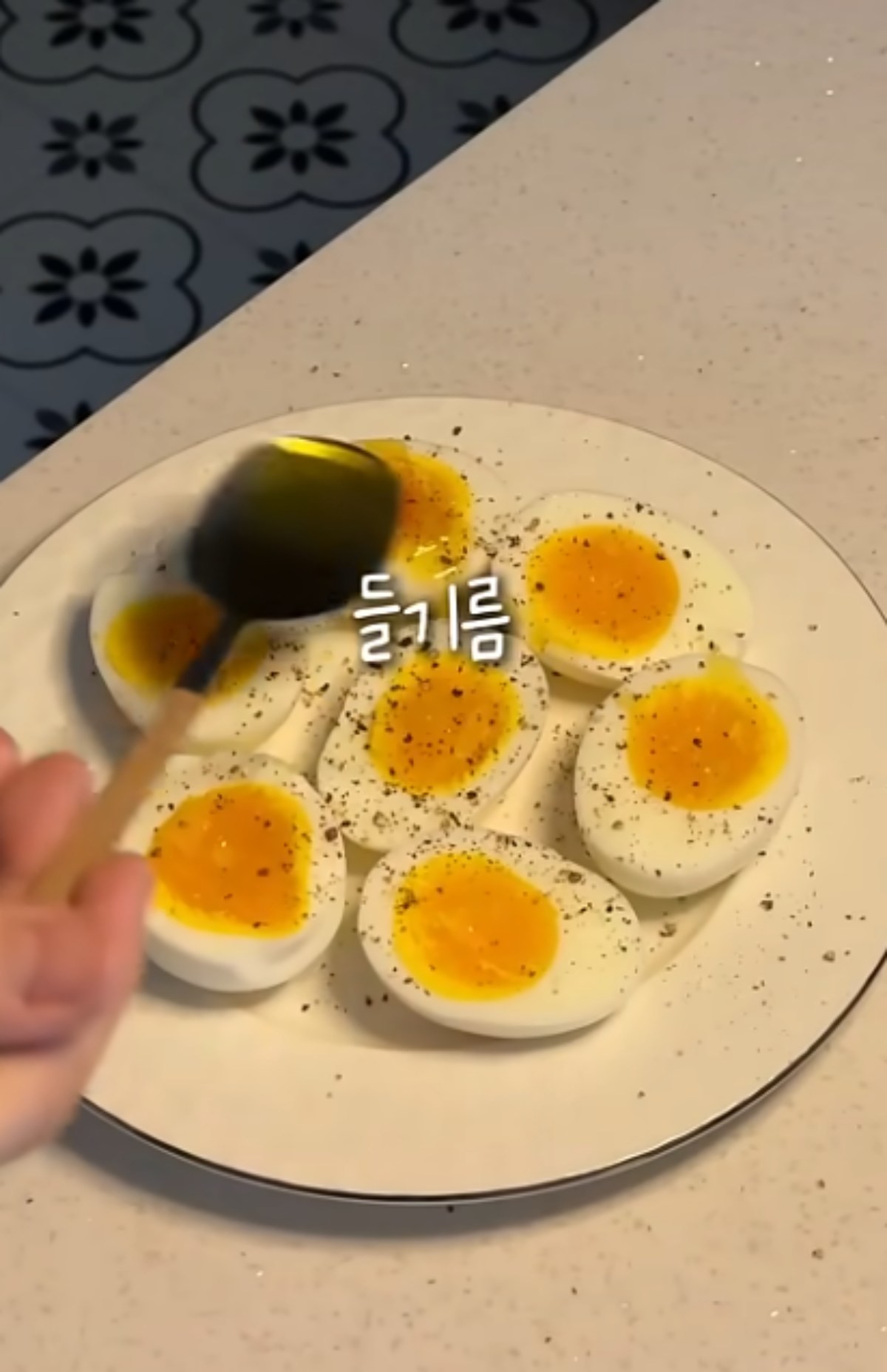 계란 샐러드를 만드는 모습 / 유튜브 '허그덩'