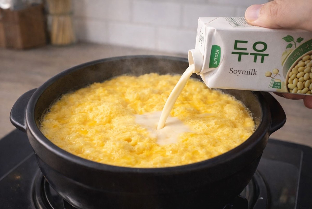 계란찜을 만들 때 두유를 넣는 모습. 기사 이해를 돕기 위해 AI를 활용해 제작한 자료 사진입니다. 실제 모습과 다소 차이가 있을 수 있습니다.