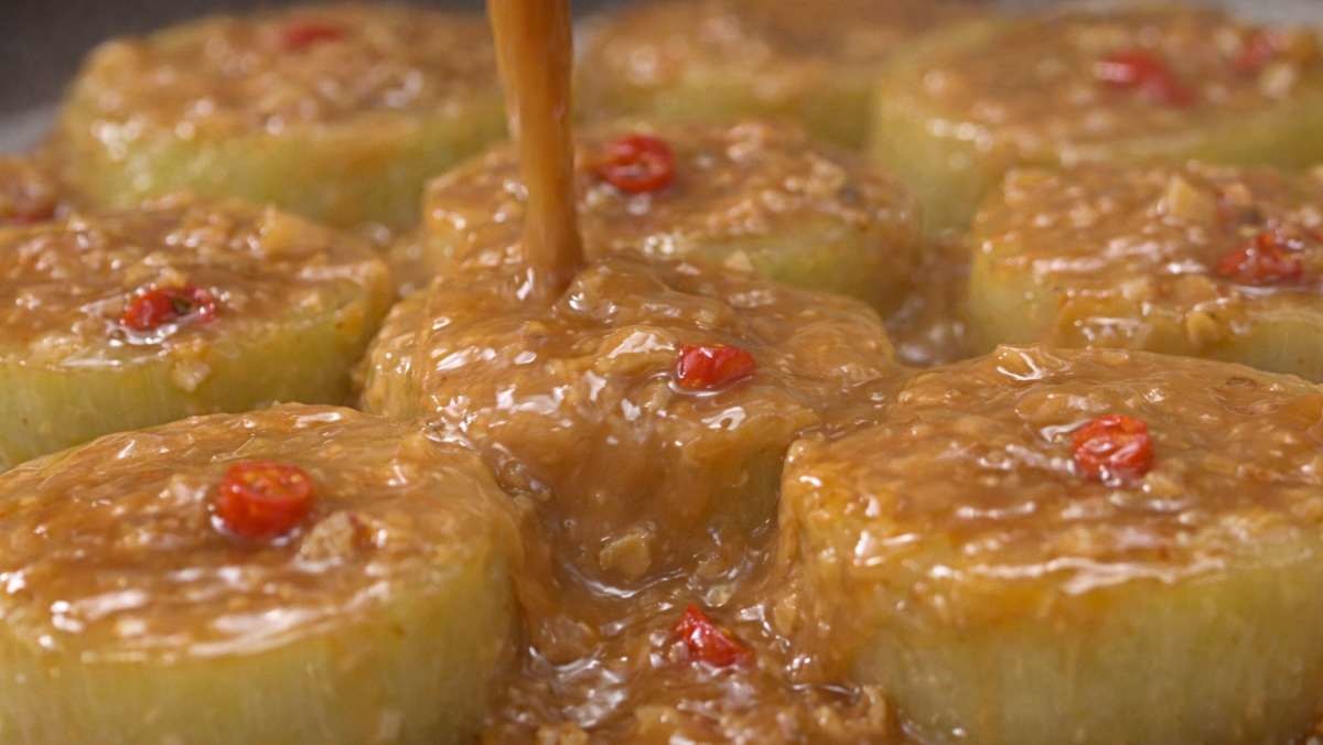 '무에 뿌려지는 양념의 정체는?!' 기사 내용 토대로 AI툴 활용해 제작한 자료사진.