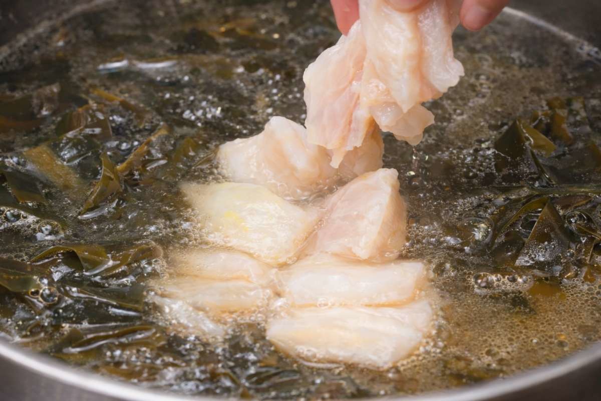 손질한 가자미를 미역국에 풍덩 넣어 중불에 끓인다. 기사 내용 토대로 AI툴 활용해 제작한 자료사진.