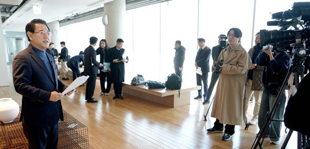 김영록 전라남도지사가 20일 오후 전남광주 행정통합 홍보를 위해 광주 국립아시아문화전당을 방문, 전당 중심의 글로벌 문화수도 도약에 관한 브리핑을 하고 있다.