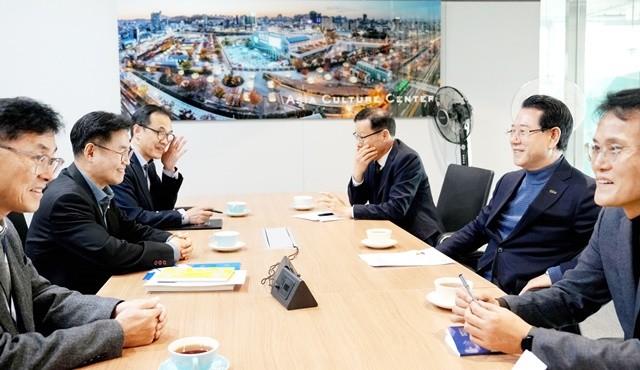 김영록 전라남도지사가 20일 오후 전남광주 행정통합 홍보를 위해 광주 국립아시아문화전당을 방문, 김상욱 전당장과 차담을 하고 있다.