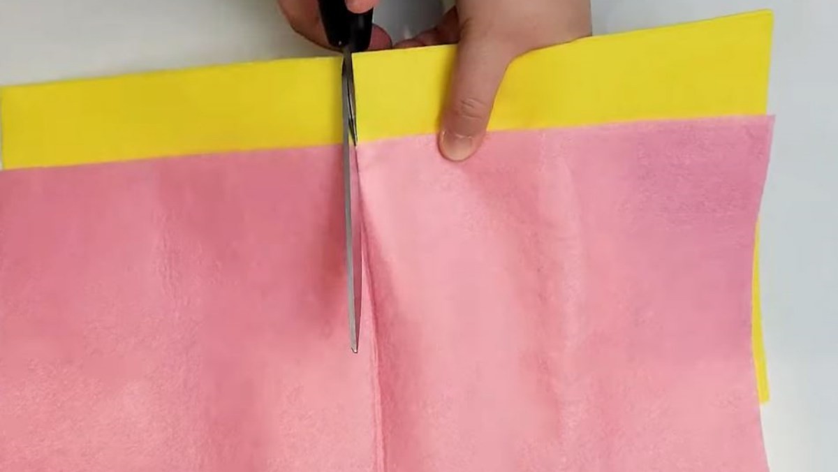 부직포 행주를 자르는 모습. / 유튜브 '코코네'