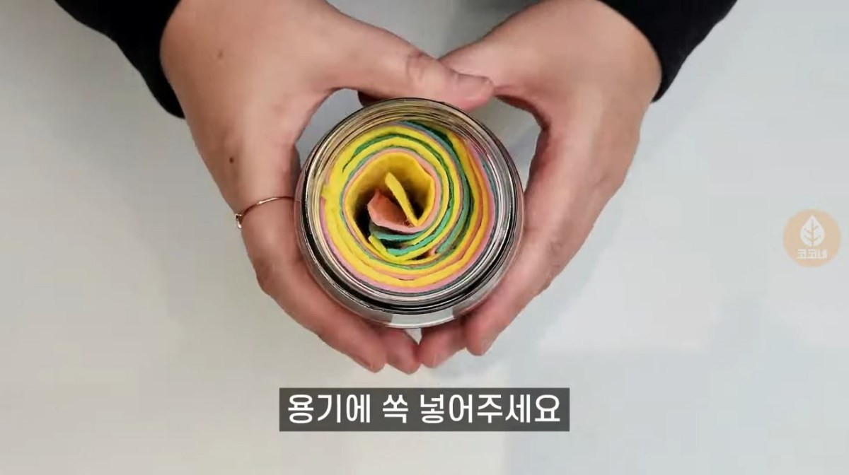 부직포 행주를 용기 안에 말아 넣은 모습. / 유튜브 '코코네'