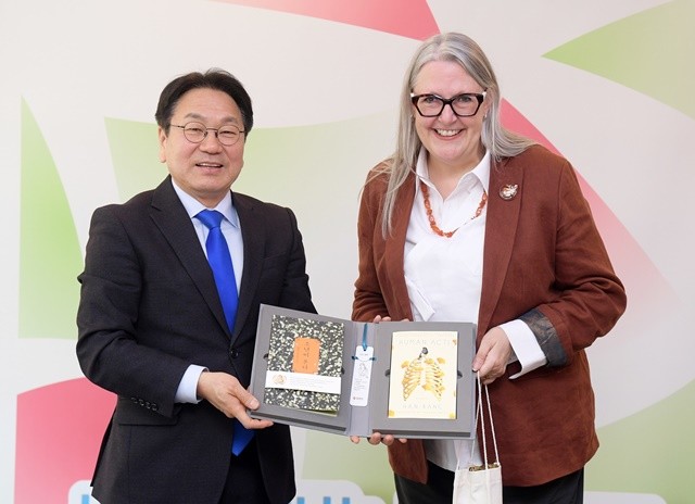 강기정 광주광역시장이 20일 오전 시청 접견실에서 미쉘 윈트럽 주한 아일랜드대사에게 한강 작가의 '소년이 온다'를 선물한 후 기념촬영을 하고 있다. /광주광역시 제공