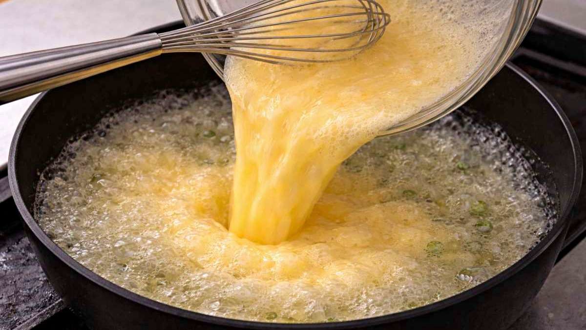 '끓는 물에 계란물을?!' 기사 내용 토대로 AI툴 활용해 제작한 자료사진.