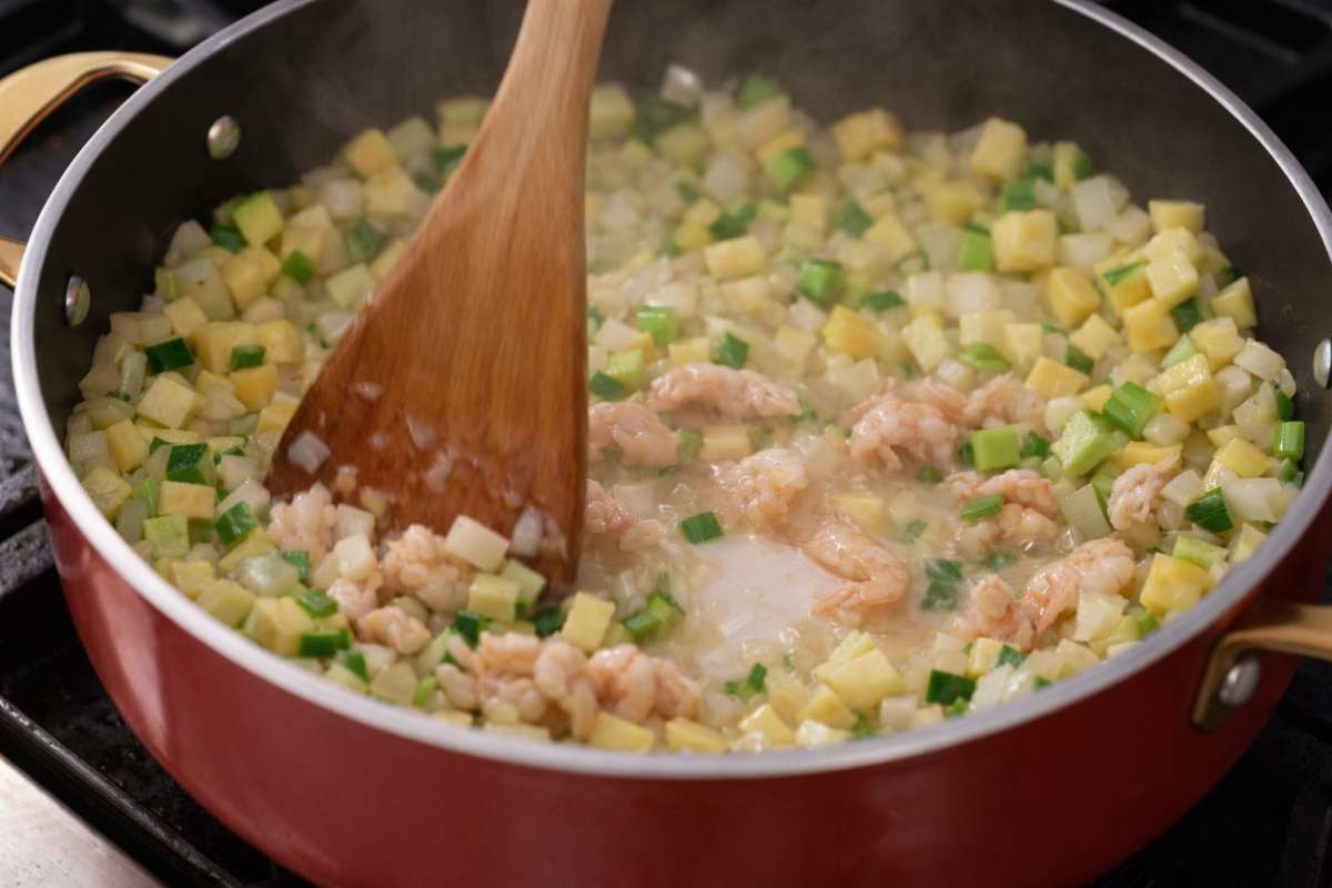 팬에 참기름을 두르고 다진 애호박, 감자, 대파를 넣어 볶는다. 여기에 새우젓 1큰술을 넣어 한 번 더 볶는다. 새우젓을 먼저 볶으면 특유의 풋내가 날아가고 감칠맛이 진해진다. 기사 내용 토대로 AI툴 활용해 제작한 자료사진.