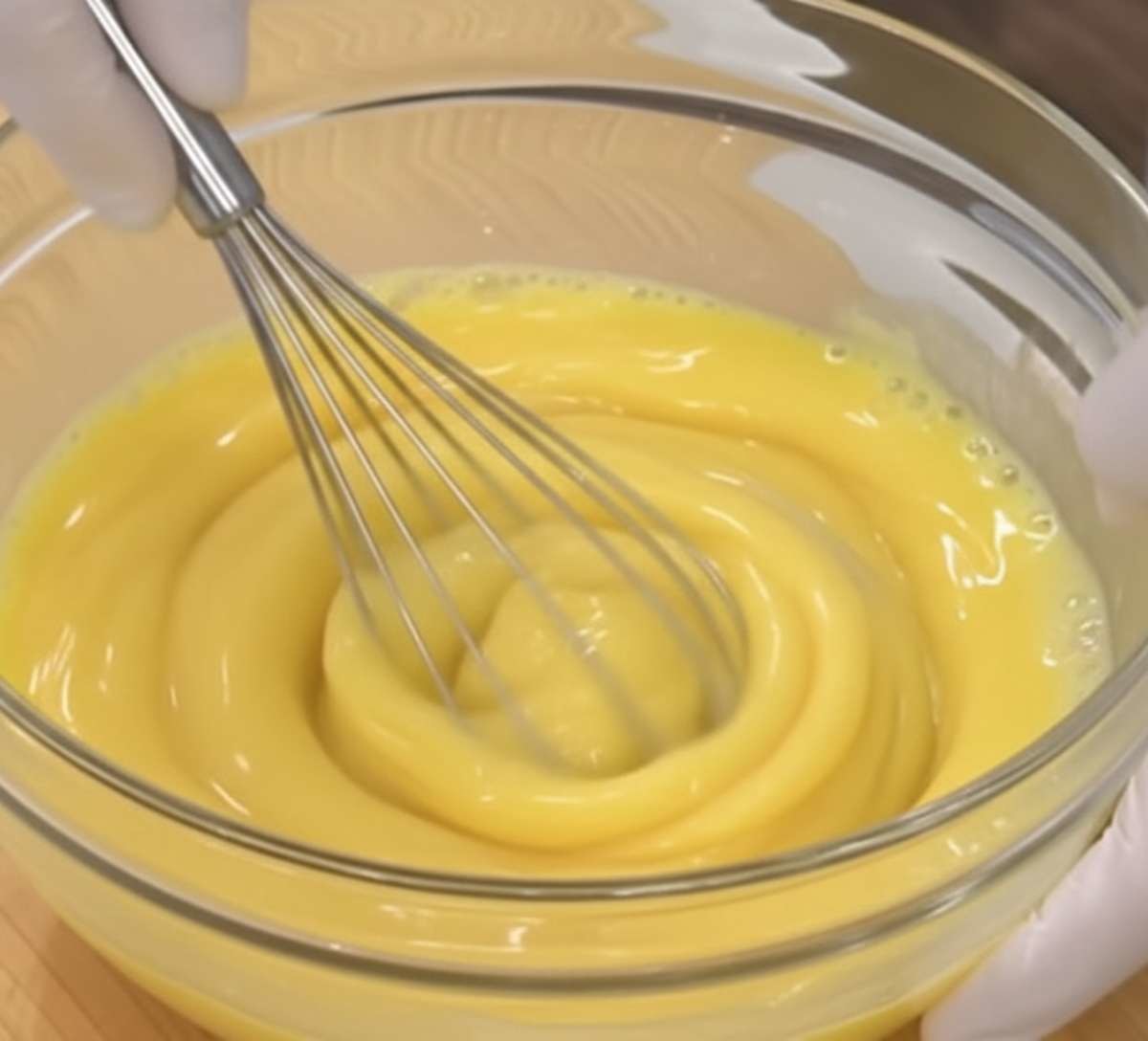 달걀 6개에 소금 2큰술을 넣고 최대한 고르게 푼다. 이때 거품기로 공기를 충분히 넣어준다. 기포가 많을수록 완성 후 식감이 부드럽다. 기사 내용 토대로 AI툴 활용해 제작한 자료사진.