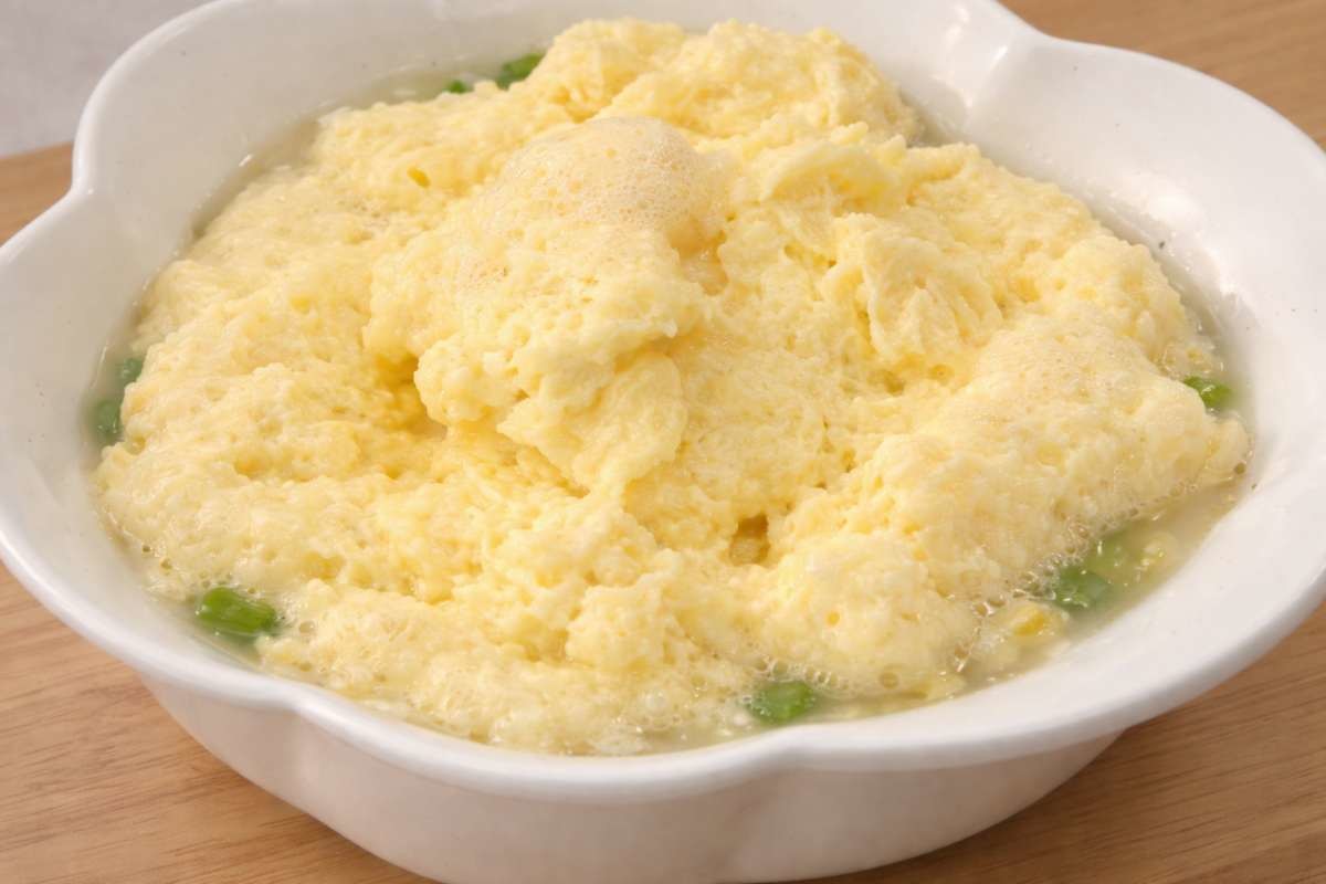 구름처럼 부드러운 계란이 올락나 구름계란죽. 기사 내용 토대로 AI툴 활용해 제작한 자료사진.