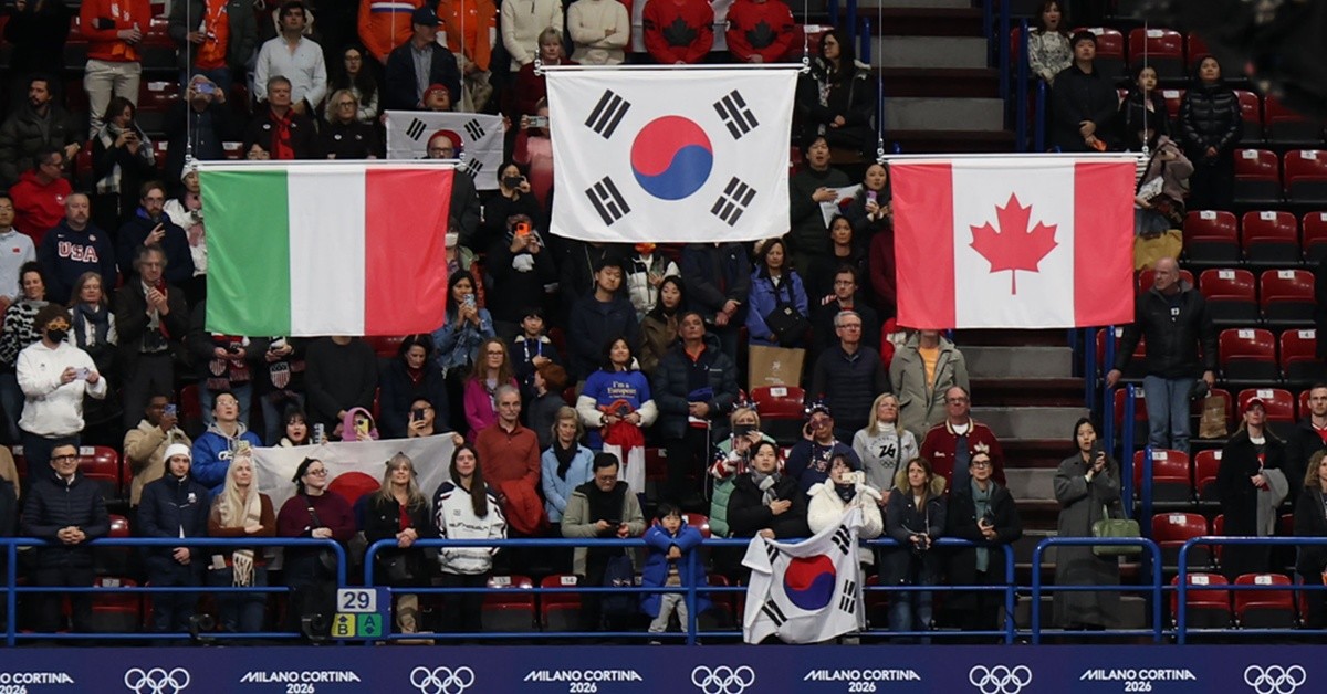 19일(한국 시각) 이탈리아 밀라노 아이스스케이팅 아레나에서 열린 2026 밀라노-코르티나담페초 동계올림픽 쇼트트랙 여자 3000m 계주에서 대표팀이 금메달을 따낸 가운데 시상식에서 태극기가 올라가 있다. / 연합뉴스