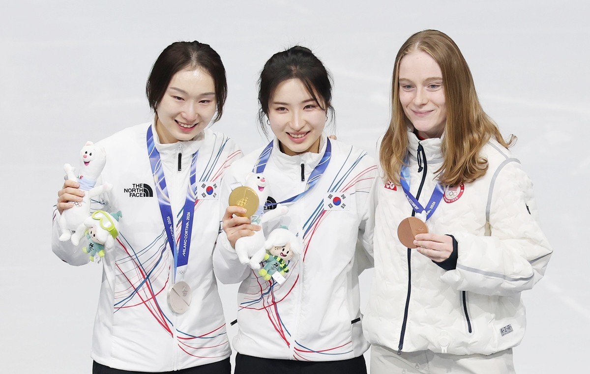 이탈리아 밀라노 아이스스케이팅 아레나에서 열린 2026 밀라노ㆍ코르티나담페초 동계올림픽 쇼트트랙 여자 1500m에서 금메달을 획득한 김길리와 은메달을 획득한 최민정이 동메달을 획득한 미국의 커린 스토더드와 함께 기념촬영을 하고 있다. / 연합뉴스