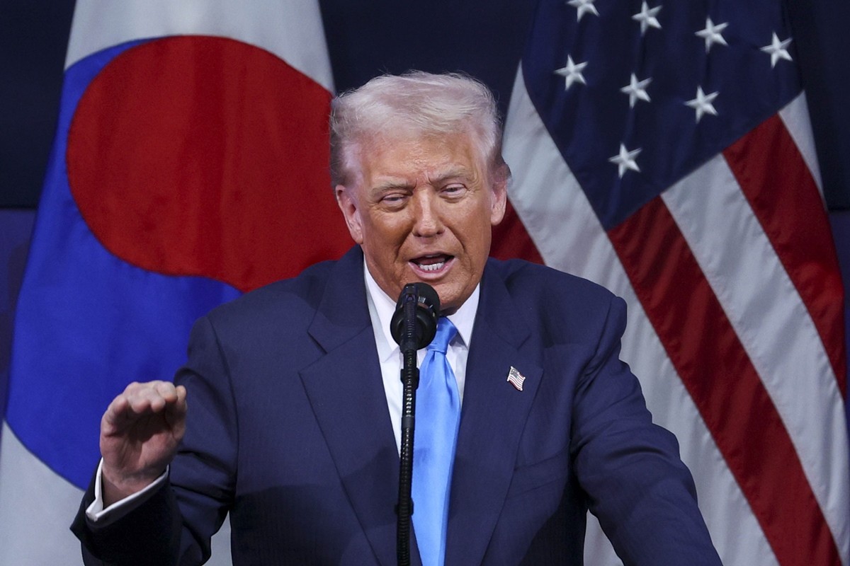 도널드 트럼프 미국 대통령 자료 사진. 트럼프 대통령이 20일(현지 시각) 미국 연방 대법원의 국가별 상호관세 무효화에 대응한 조치로 세계 모든 나라에 대한 10%의 글로벌 관세 부과에 서명했다. 트럼프 대통령은 이날 소셜미디어 '트루스소셜'에서 '방금 오벌오피스(백악관 집무실)에서 세계 모든 나라에 대한 글로벌 10% 관세에 서명했다'라고 밝혔다. 트럼프 대통령은 그러면서 해당 관세가 '거의 즉시 발효될 것'이라고 했다. / 뉴스1