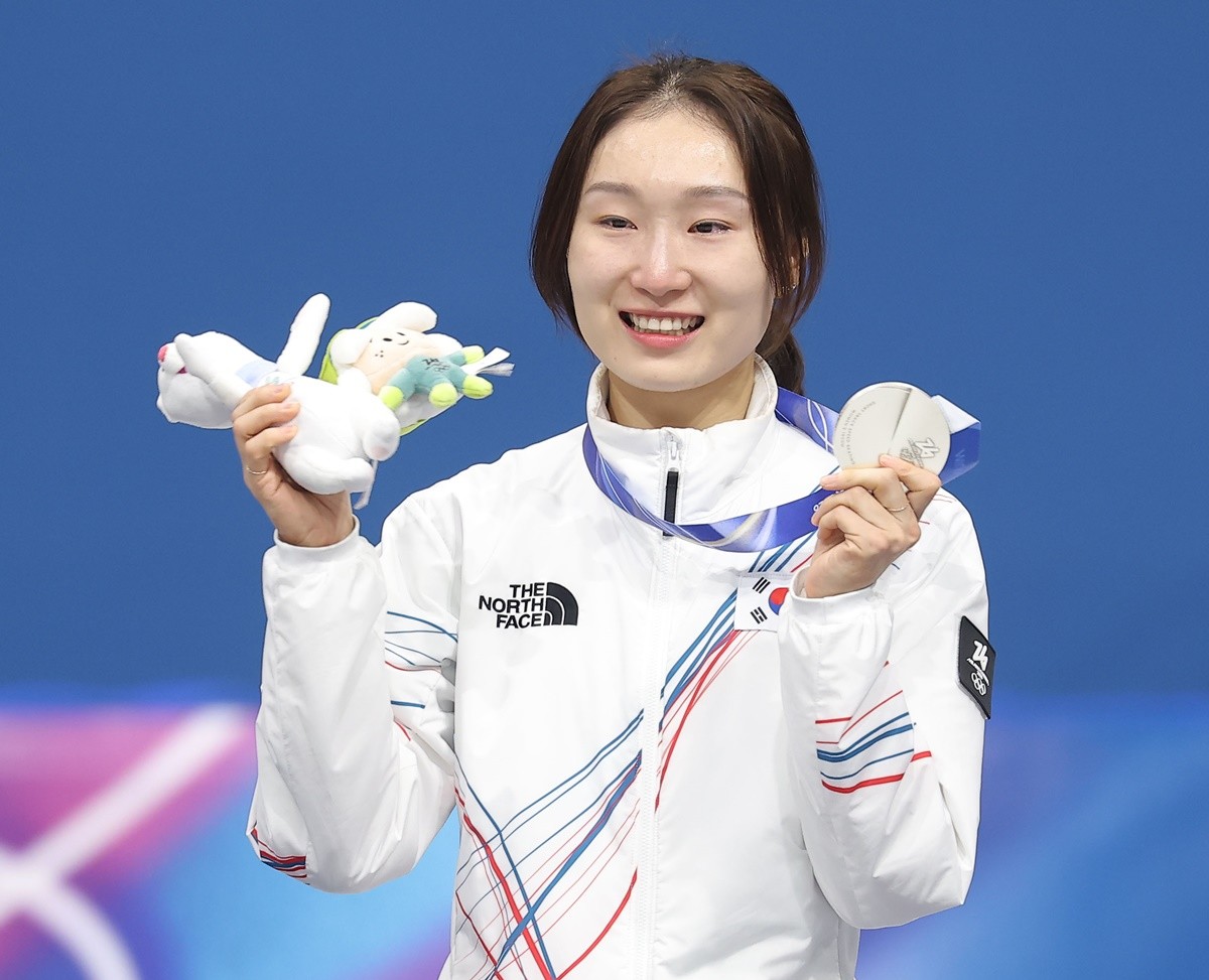 21일(한국 시각) 이탈리아 밀라노 아이스스케이팅 아레나에서 열린 2026 밀라노·코르티나담페초 동계올림픽 쇼트트랙 여자 1,500m 결승에서, 최민정은 2분 32초 450의 기록으로 결승선을 통과하며 은메달을 획득했다. / 연합뉴스