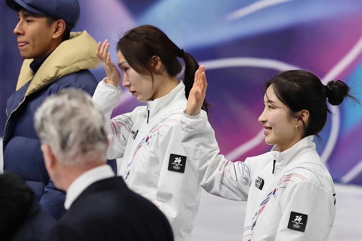 금메달을 목에 건 김길리가 두 팔을 벌려 기쁨을 드러낼 때, 은메달의 최민정은 웃음 뒤로 눈물을 몰래 훔치는 모습을 보였다. / 연합뉴스