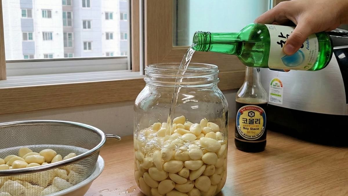 마늘에 소주를 붓는 모습 (AI로 제작됨)