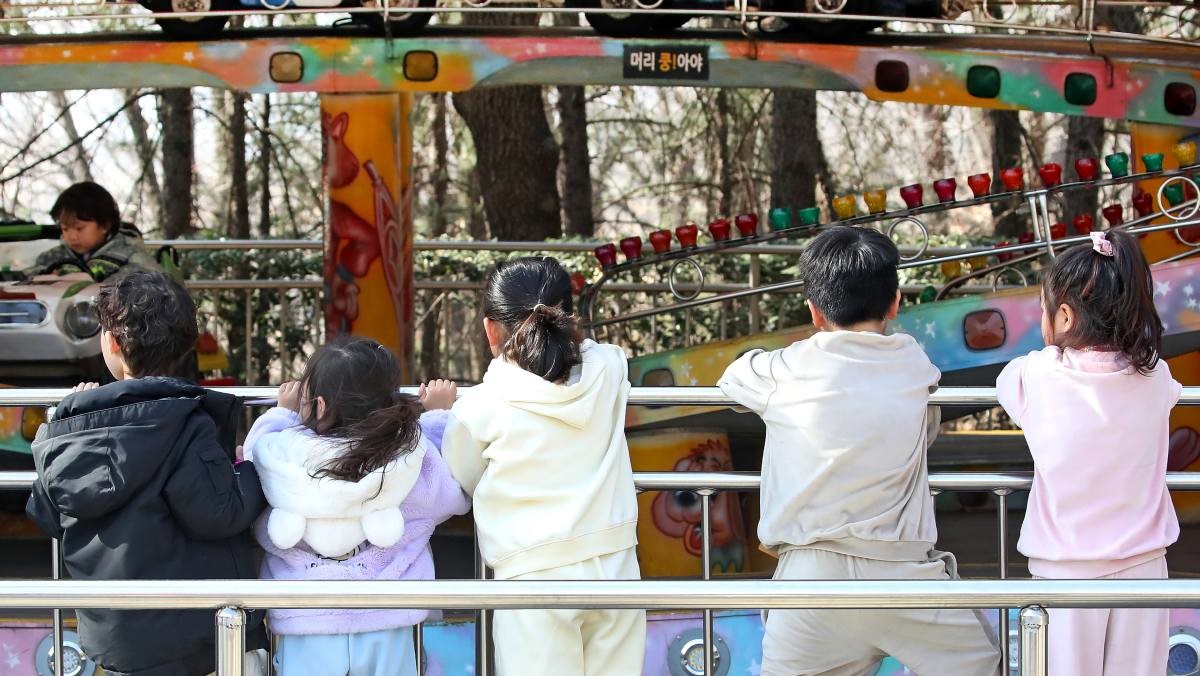 대구 달서구 테마파크 이월드를 찾은 어린이들이 가벼운 옷차림으로 놀이기구 탑승을 기다리고 있다. / 뉴스1