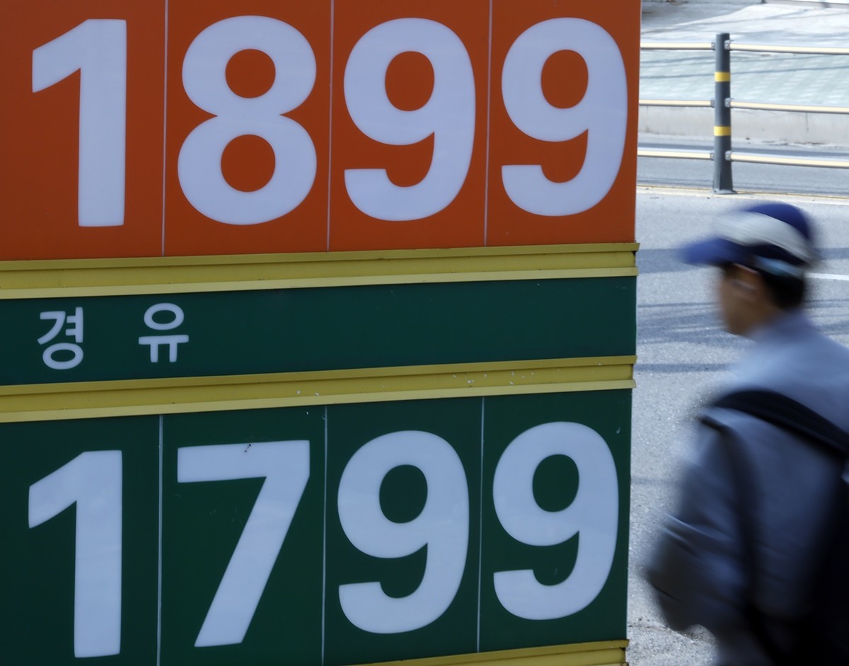 20일 서울 시내의 한 주유소 앞으로 시민이 지나고 있다.     한국석유공사 유가정보시스템 오피넷에 따르면 2월 셋째 주(15∼19일) 전국 주유소 휘발유 평균 판매가는 지난주보다 1L당 2.0원 오른 1688.3원으로 집계됐다.     / 뉴스1