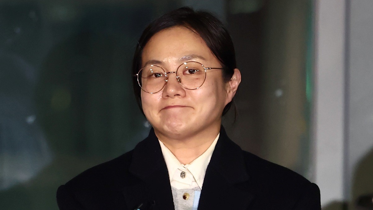 전직 매니저들에게 갑질을 했다는 등의 의혹에 휩싸인 방송인 박나래가 지난 20일 밤 서울 강남경찰서에서 피고발인 조사를 마치고 나오며 취재진 질의에 답변하고 있는 모습. / 뉴스1