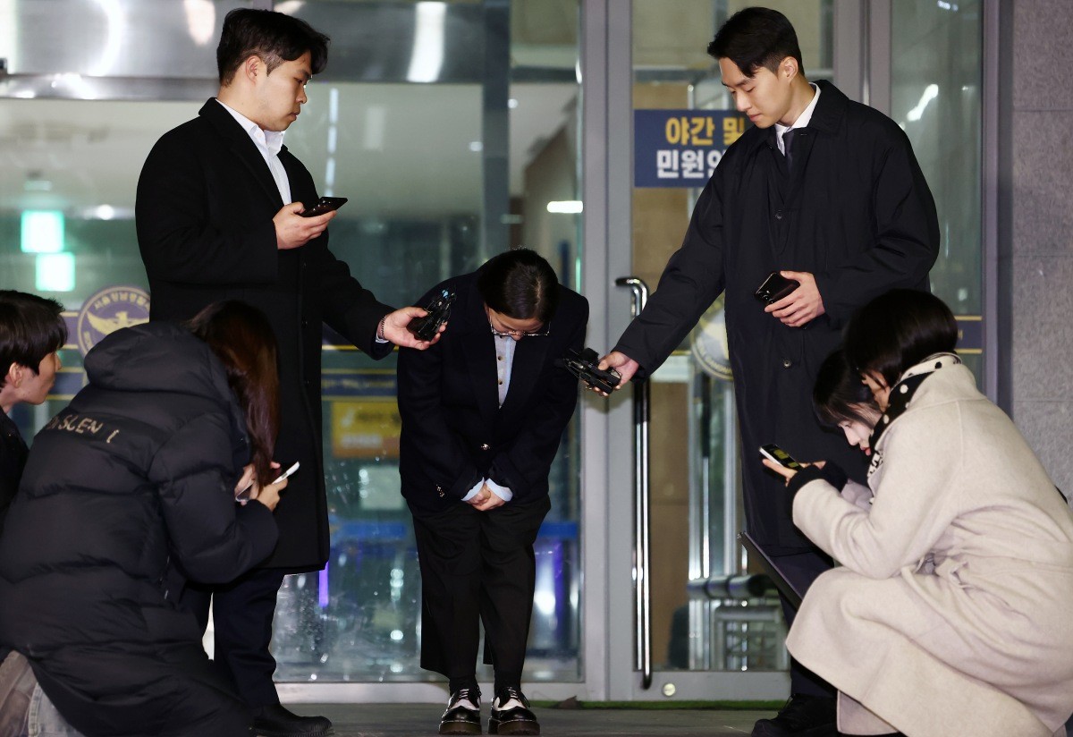 개그우먼 박나래가 지난 20일 밤 서울 강남경찰서에서 피고발인 조사를 마치고 나오며 고개 숙여 인사하는 모습. / 뉴스1