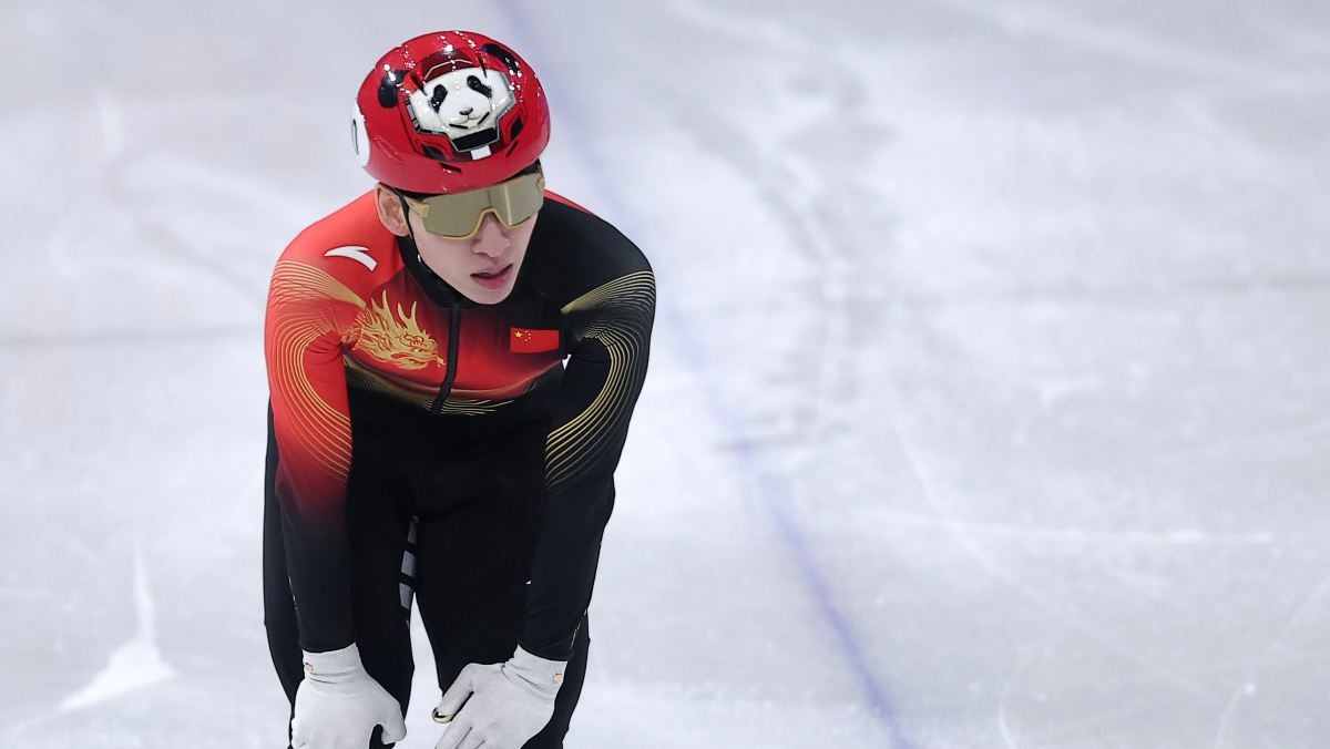 중국 쇼트트랙 린샤오쥔(한국명 임효준)이 18일(현지시간) 이탈리아 밀라노 아이스스케이팅 아레나에서 열린 2026 밀라노·코르티나담페초 동계올림픽 쇼트트랙 남자 500m 준준결승에서 조4위로 결승선을 통과하며 준결승 진출에 실패한 후 아쉬워하고 있다.  / 뉴스1