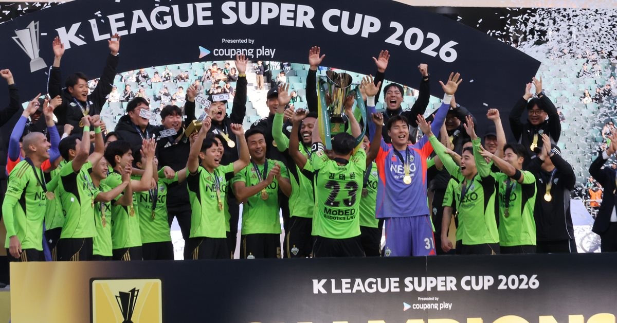 전북 현대 모터스의 새 사령탑으로 부임한 정정용 감독의 데뷔전은 우승으로 마무리됐다.  / 연합뉴스