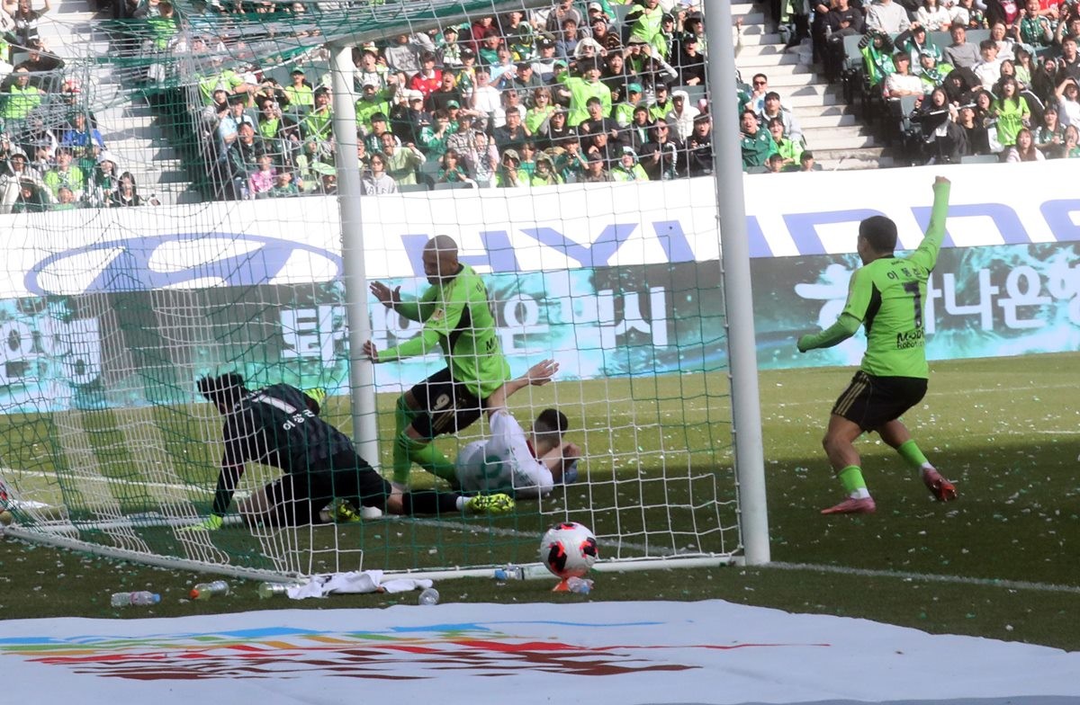 전반 31분 왼쪽 오버래핑에 나선 김태현이 크로스를 올렸고 모따가 수비수 안톤과의 경합을 이겨내며 왼발 슈팅으로 마무리했다. / 연합뉴스