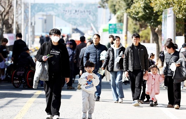 제54회 강진청자축제장을 찾은 관광객들이 축제 현장을 둘러보고 있다.