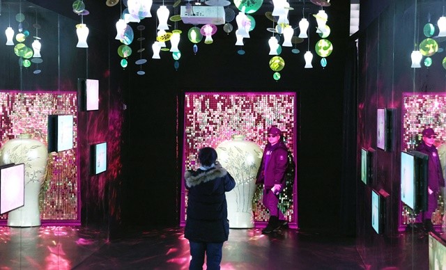 제54회 강진청자축제가 개막한 가운데 관광객들이 디지털박물관에서 조명아래에서 청자를 만끽하고 있다.