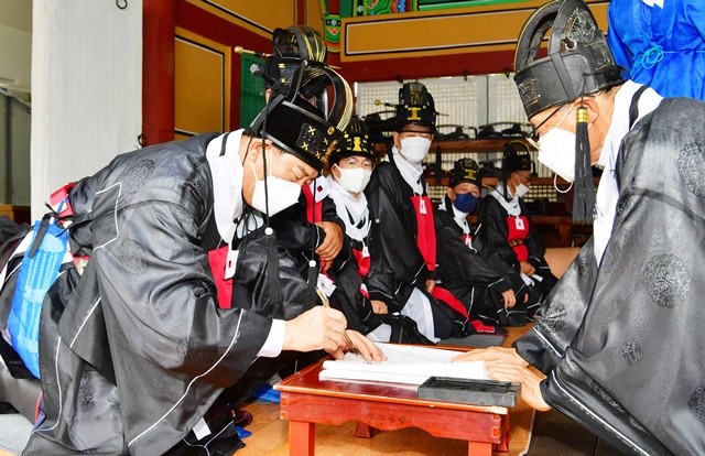 장성향교 추기석전대제에 참여한 김한종 군수(좌). 장성군 제공