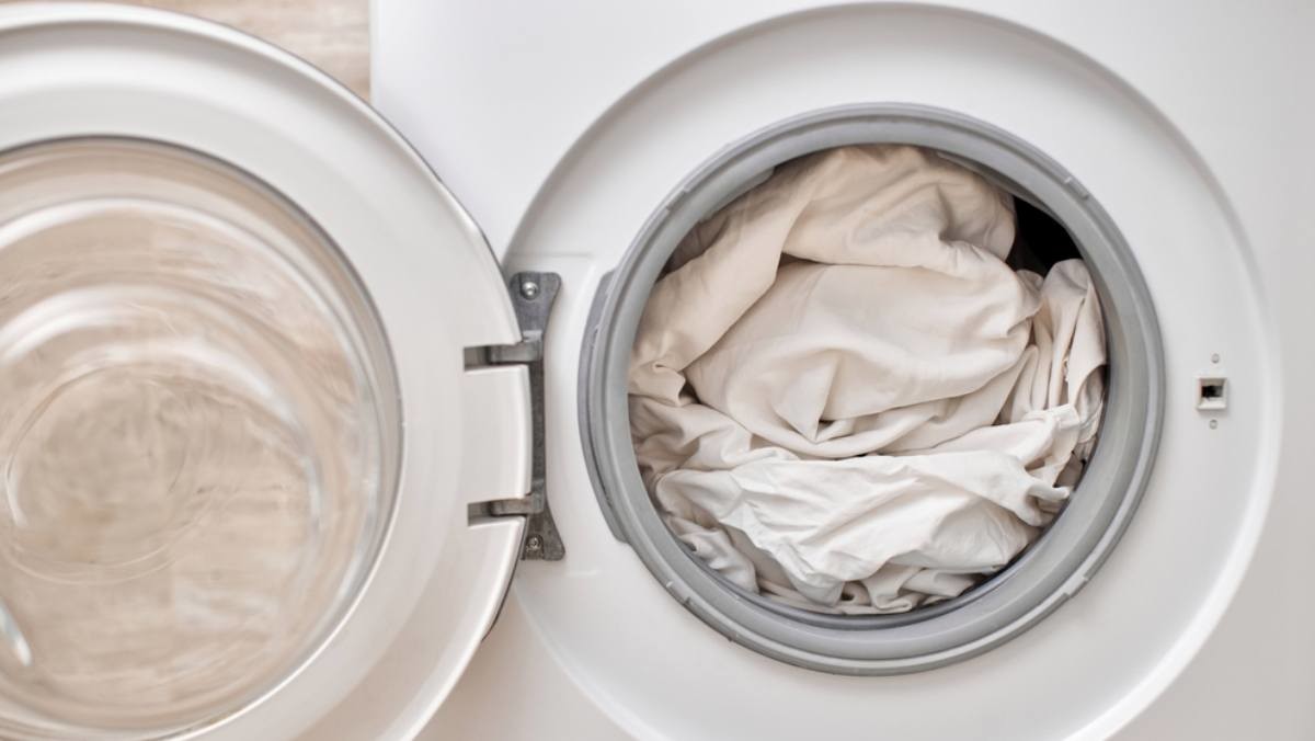세탁기 속 이불 / Evgenyrychko-shutterstock.com