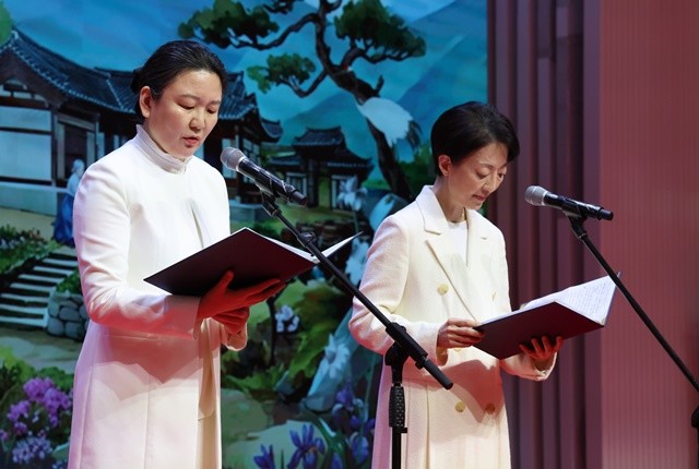 천지인참부모님 성탄 및 천일국 기원절 13주년 기념예배에서 축하서신을 낭독하는 문연아 선학학원 이사장과 문훈숙 효정한국문화재단 이사장