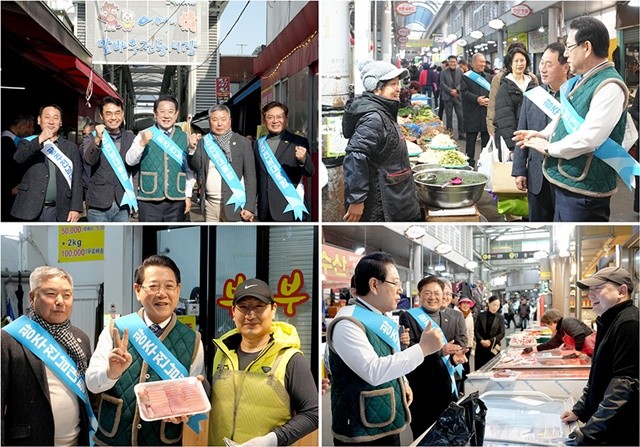 김영록 전라남도지사가 22일 지역 전통시장인 광주 말바우시장을 방문, 물품을 구매하며 상인들을 격려하고 있다.