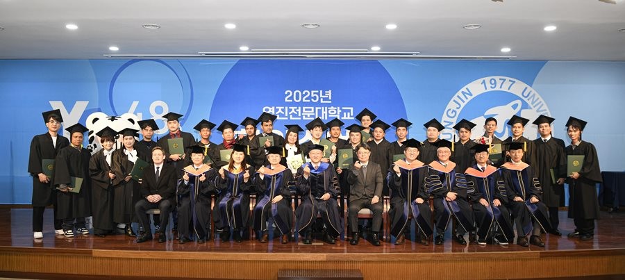 영진전문대 2025학년도 학위수여식에서 외국인 유학생들이 대힉 관계자와 기념촬영을 하고 있다.  / 영진전문대 제공