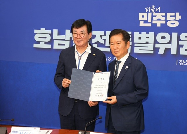 김성 장흥군수(왼쪽)가 더불어민주당 정청래 대표와 기념촬영을 하고 있다.